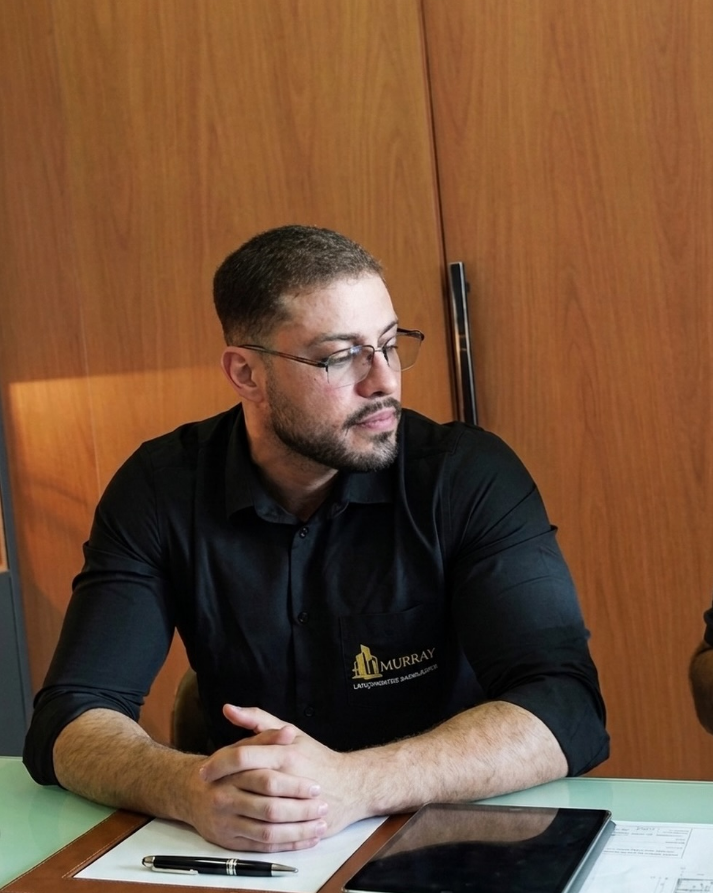Helio Albuquerque analisando documentação de um empreendimento